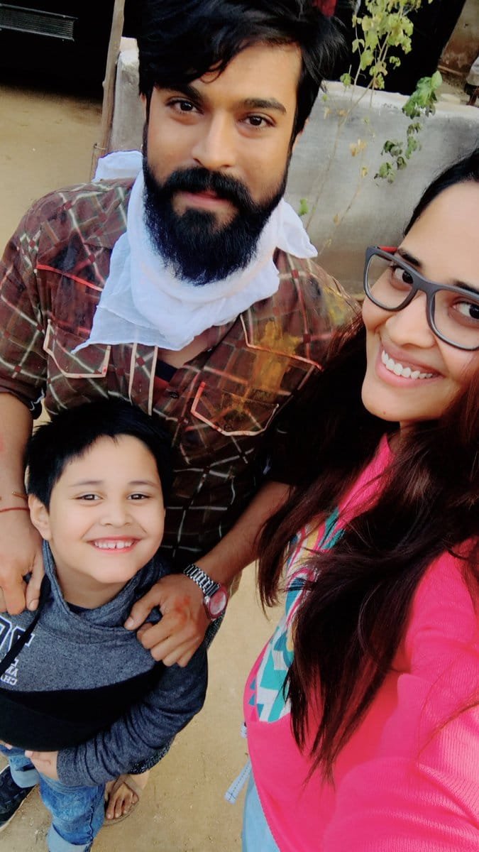 anasuya-bharadwaj-selfie-ram-charan Anasuya Bharadwaj Selfie with Ram Charan At Rangasthalam Movie Sets