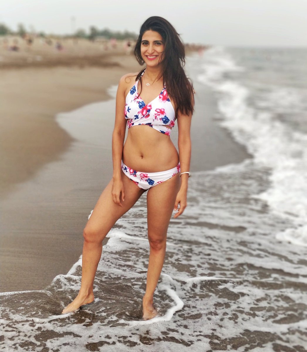 Aahana Kumra Bikini Photos.