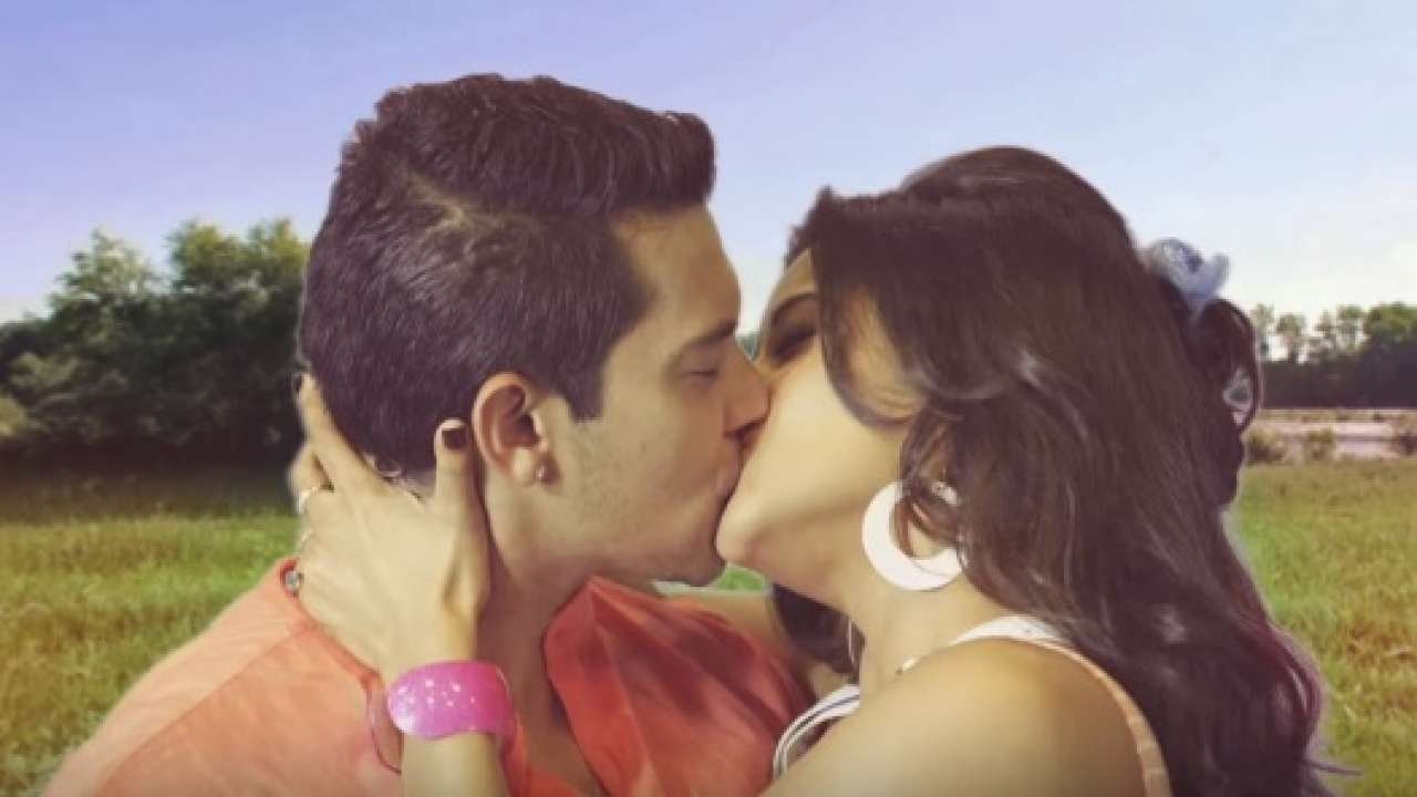 Singer Aditya Narayan Lip lock with Monalisa