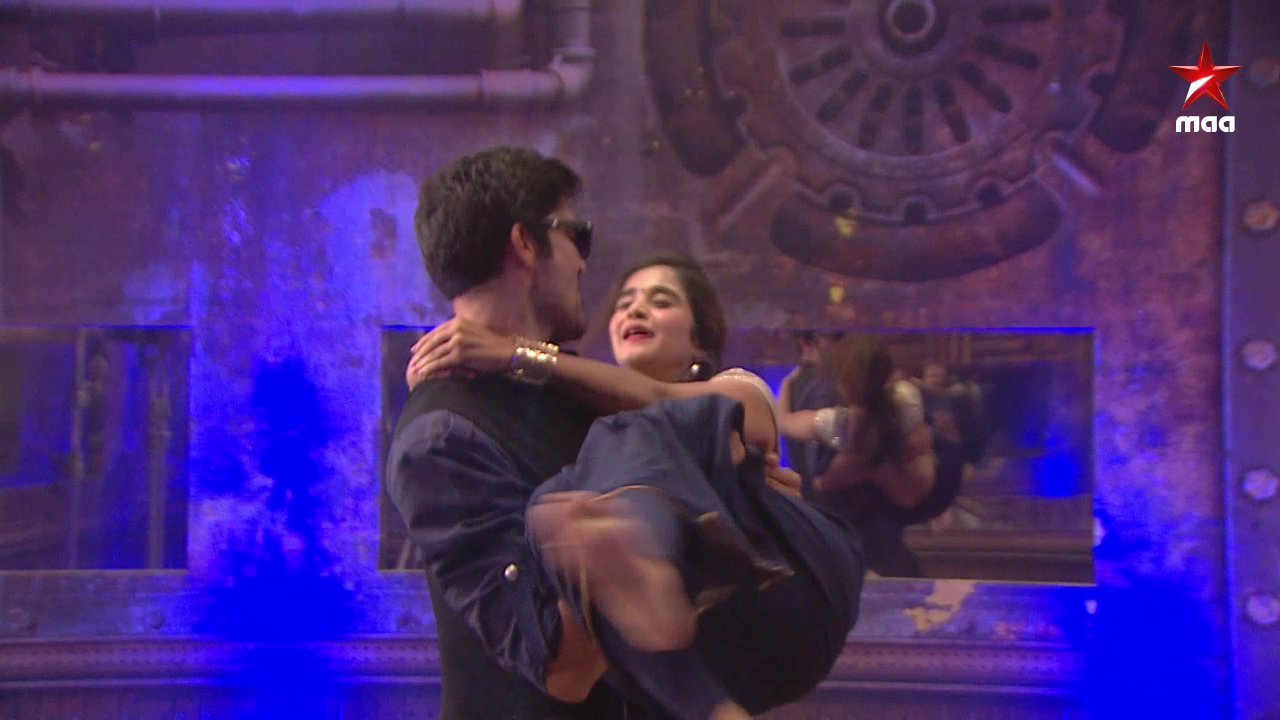 Deepthi Sunaina Hot Sizzling Dance Performance in Bigg Boss 2 Telugu 1 Deepthi Sunaina Hot Sizzling Dance