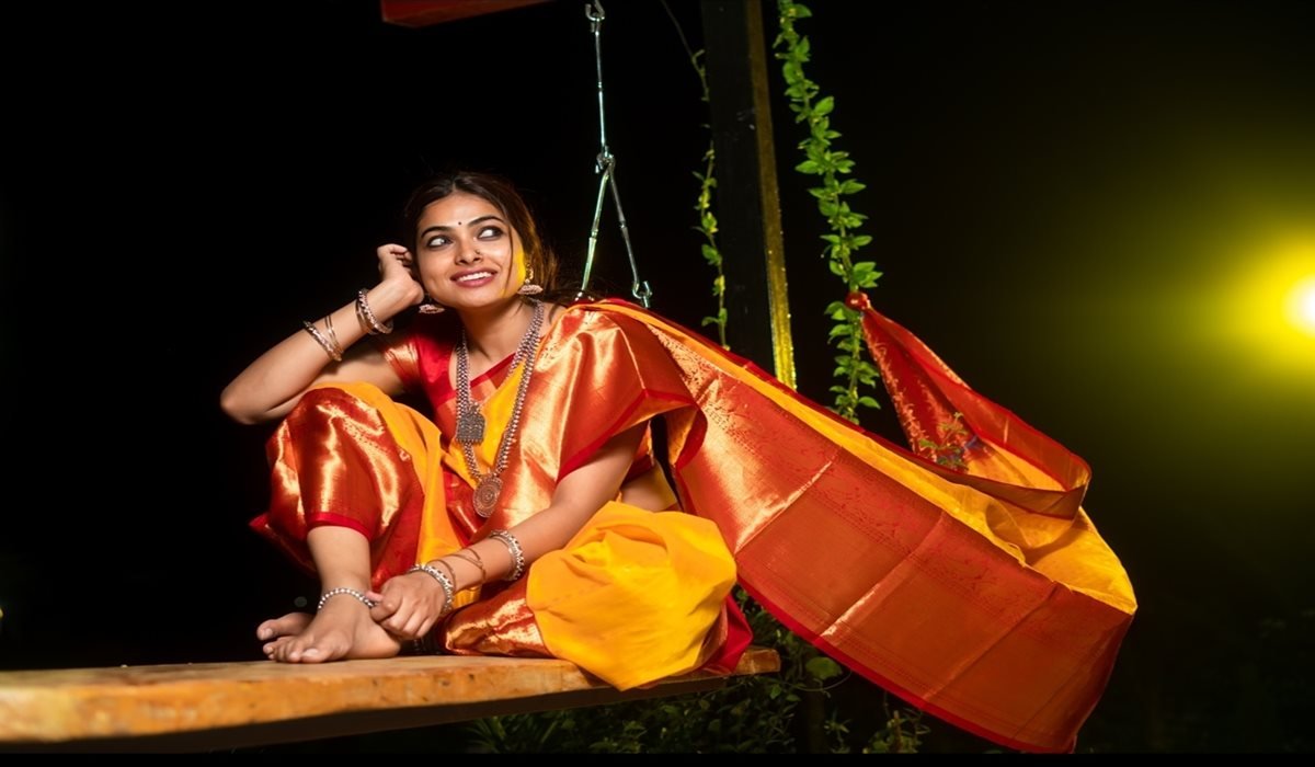 Divi Vadthya Looks Captivating in Saree